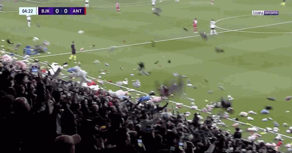 不是幻觉！土耳其球场下“泰廸熊雨”壮观场面为震灾儿童送暖打气