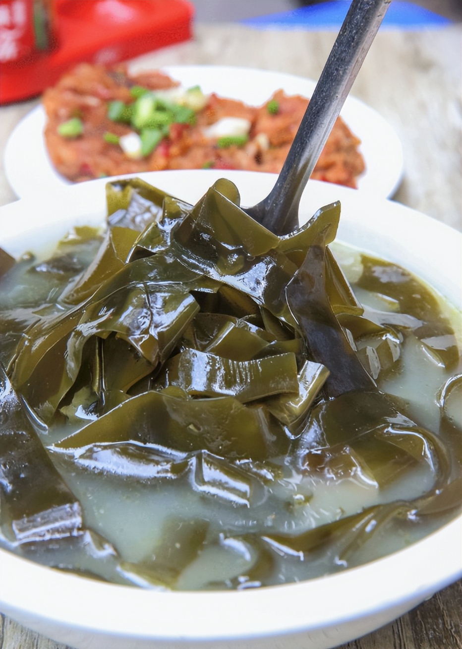 辽宁男子喝3万斤酒撑大脖子,男子嗜酒如命一天三四斤白酒