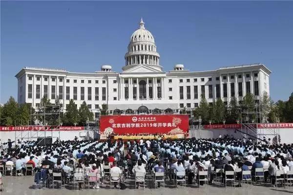 一年狂赚3300亿，恐怖的李书福