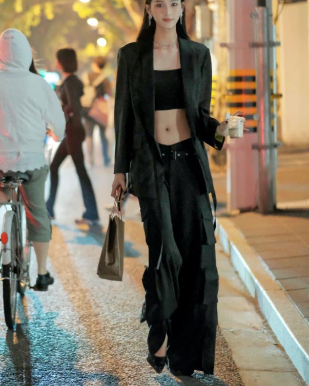 被深圳女子穿搭惊艳到了,最潮的牛仔裤阔腿裤女生