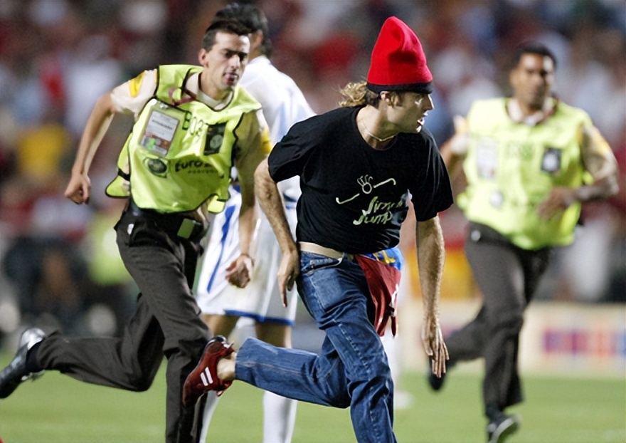 三名小球迷冲入场内梅西现场视频,梅西怎么回应被中国小球迷拥抱