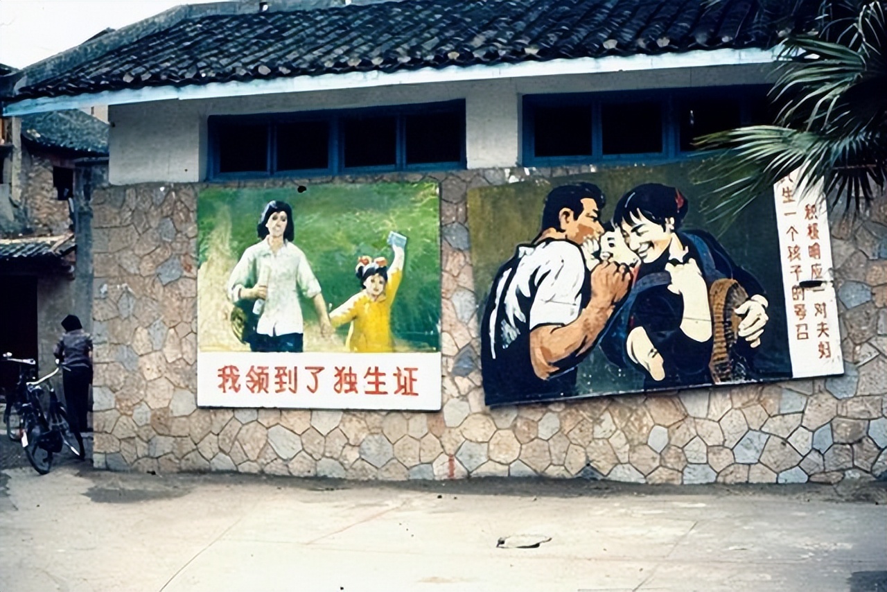 八九十年代的街头标语，大型广告牌的生动形象布满了各大城市