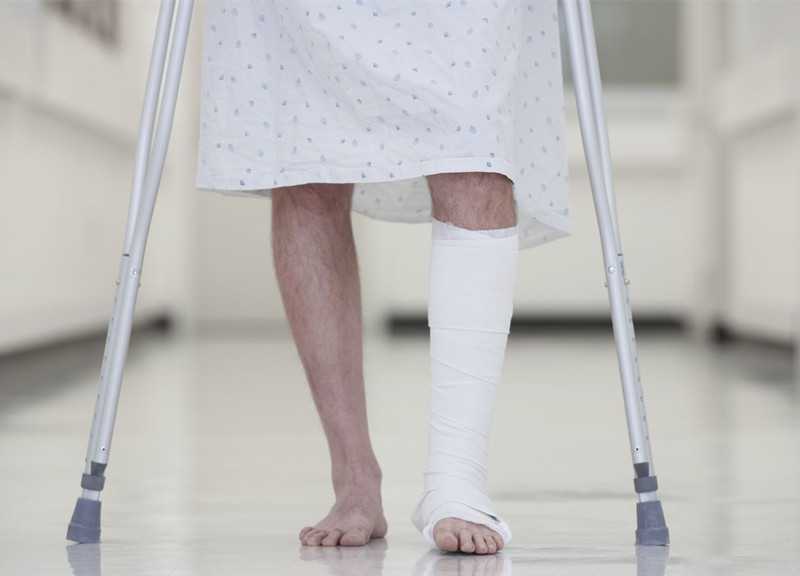 骨折后正确使用拐杖方法,骨折后打石膏怎么使用拐杖