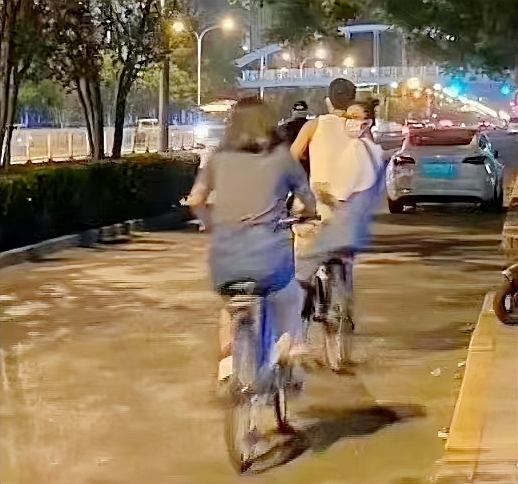 路人声称夜跑偶遇井柏然刘雯，猜测两人在一起，网友挖出更多巧合