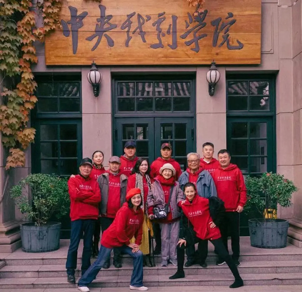 伍宇娟袁紫衣今昔对比照,中戏五朵金花伍宇娟