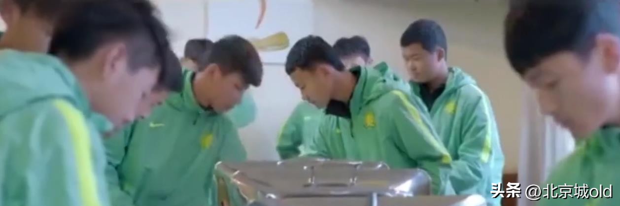 三位北京高中生，走进顺义国安基地，传承死磕精神，引起球迷热议