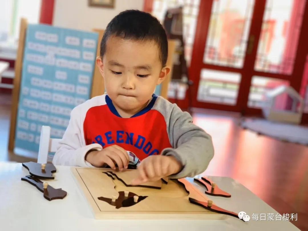 小孩通过哭闹要挟父母实例,当孩子用哭要挟时如何应对