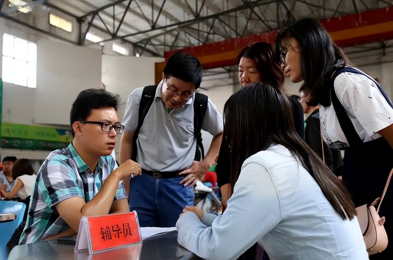 大专学校辅导员工资单,高校辅导员工资有多少