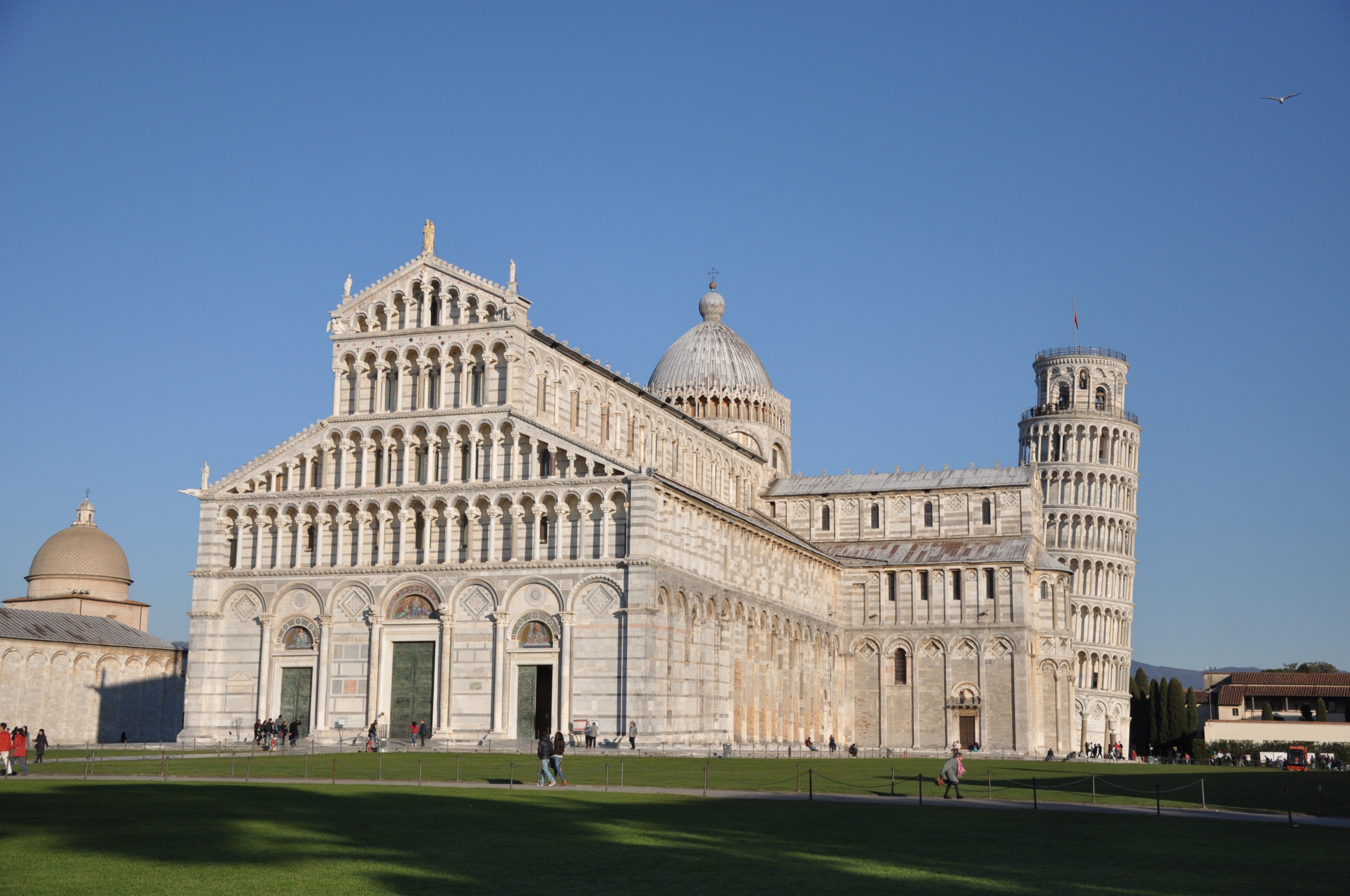 罗马式比萨斜塔,著名的意大利比萨斜塔是斜的吗