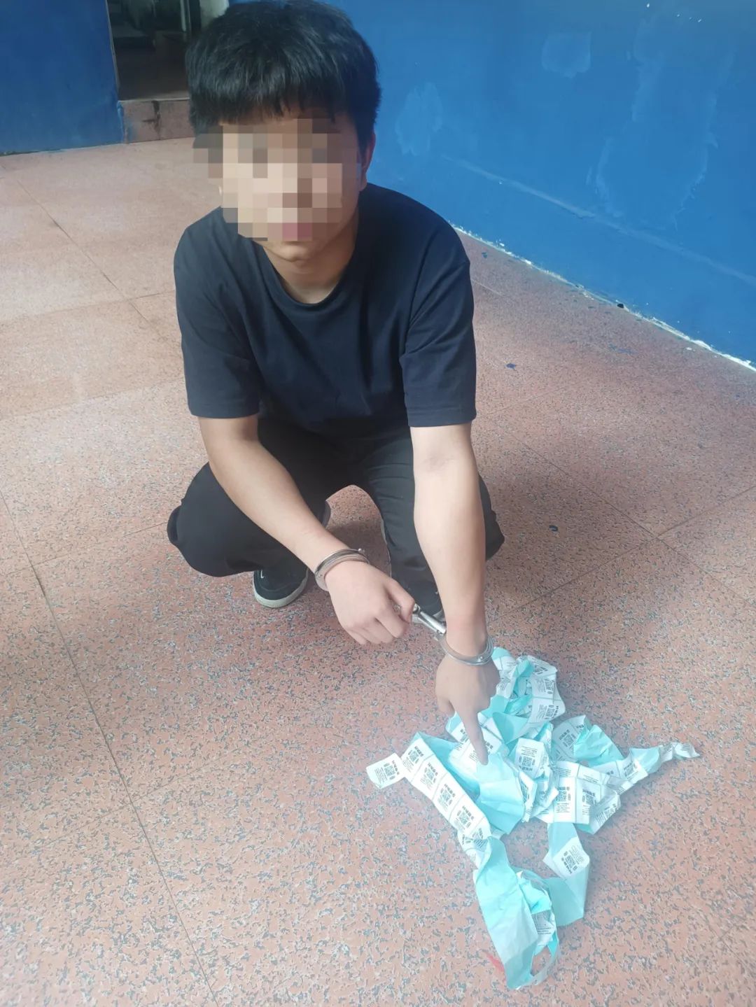 深夜发放“涉黄”小卡片冷水滩公安又抓6人!警惕:“涉黄”小卡片实为电信诈骗的新型“引流方式”