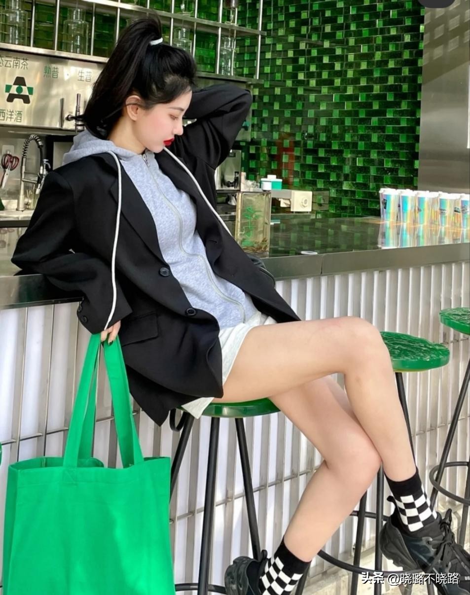 西装与卫衣的搭配是什么风,连帽卫衣西装外套怎么搭配