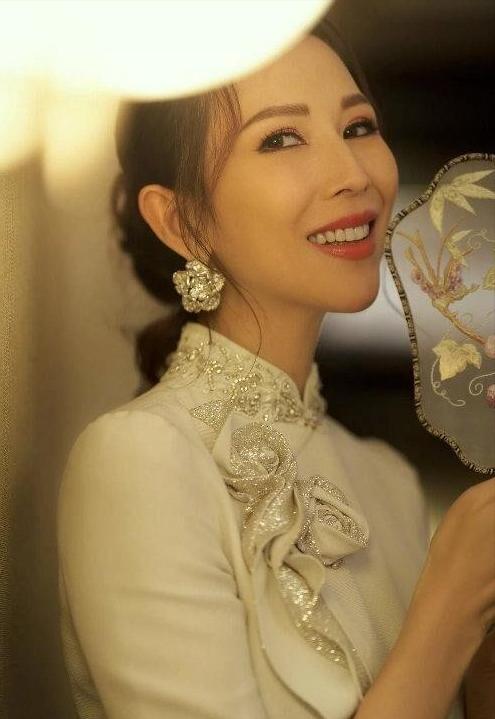 被蔡少芬惊艳的视频,46岁蔡少芬蓝色裙