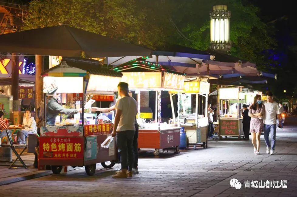 初秋城市漫游指南！都江堰8大爆款夜游地全在这里，吹河风尝美食get暴走两万步的畅快~