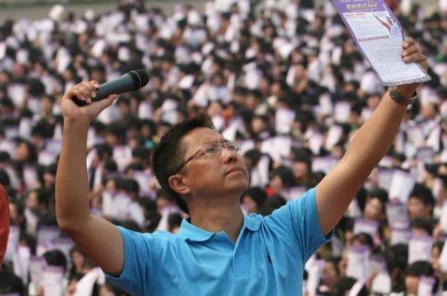 10年前,那个曾教3亿人疯狂英语,被曝家暴丑闻的李阳,如今怎样了