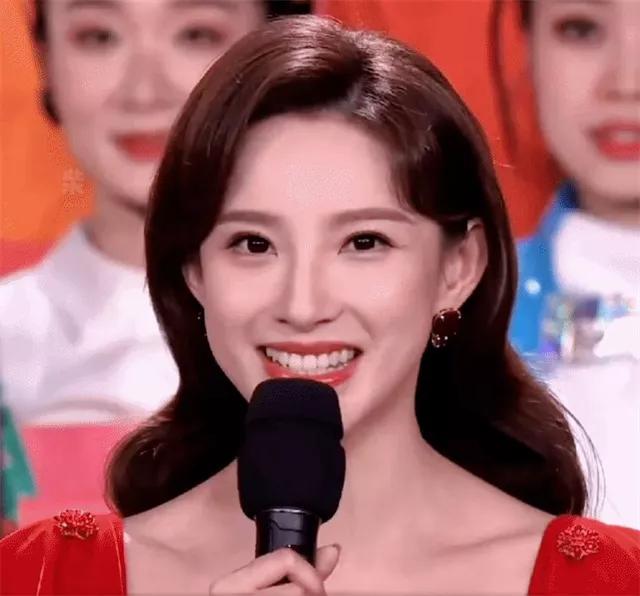 今年春晚主持人全上了热搜,首次主持春晚她因太漂亮登上热搜
