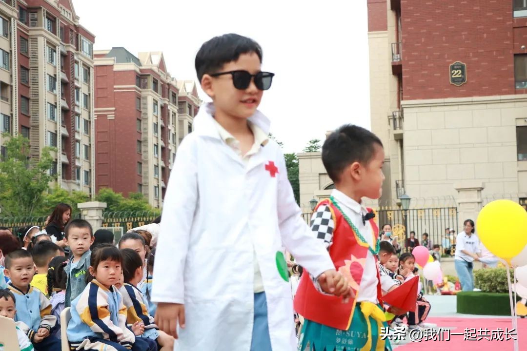 六一环保时装秀视频,幼儿园六一儿童节环保时装秀