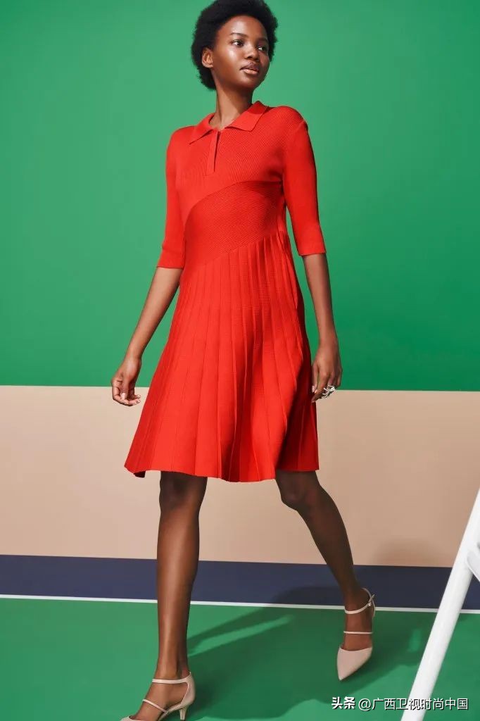 快过年了还是穿红色喜庆点,快过年了买件红色的衣服