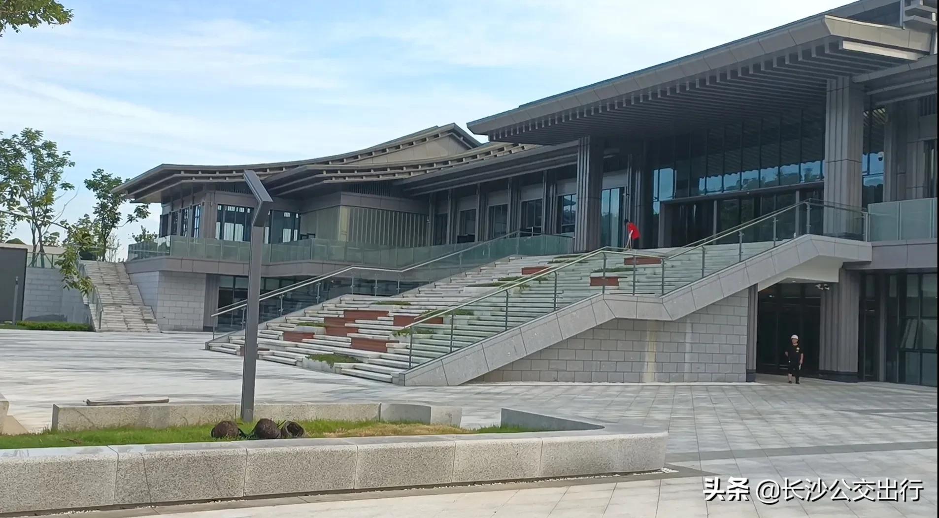 岳麓山从南门爬的攻略,岳麓山东门进南门出旅游攻略