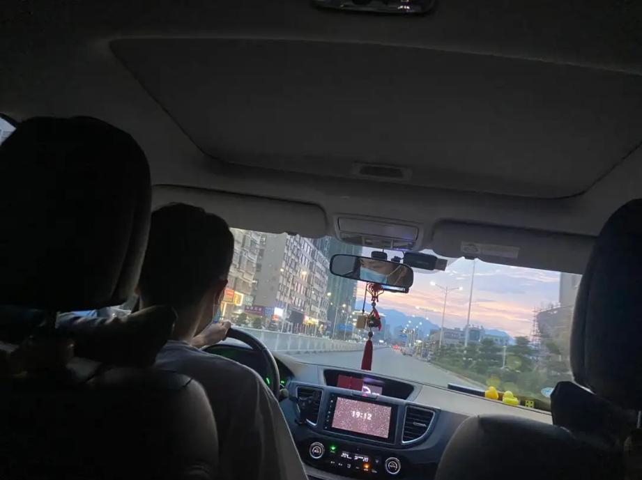 北京一对夫妻深夜下河捞田螺被抓,在河边捞300斤田螺被判刑