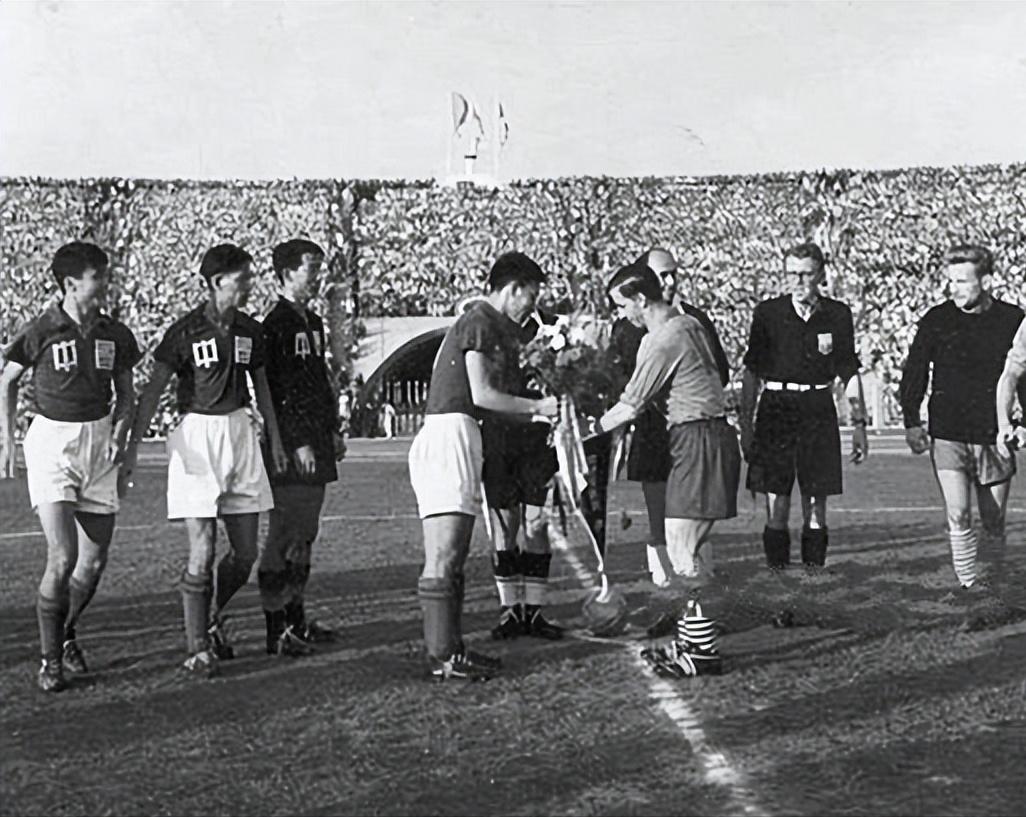 贺龙将军组建的足球队有多强？14场国际赛从无败绩，成为亚洲第一