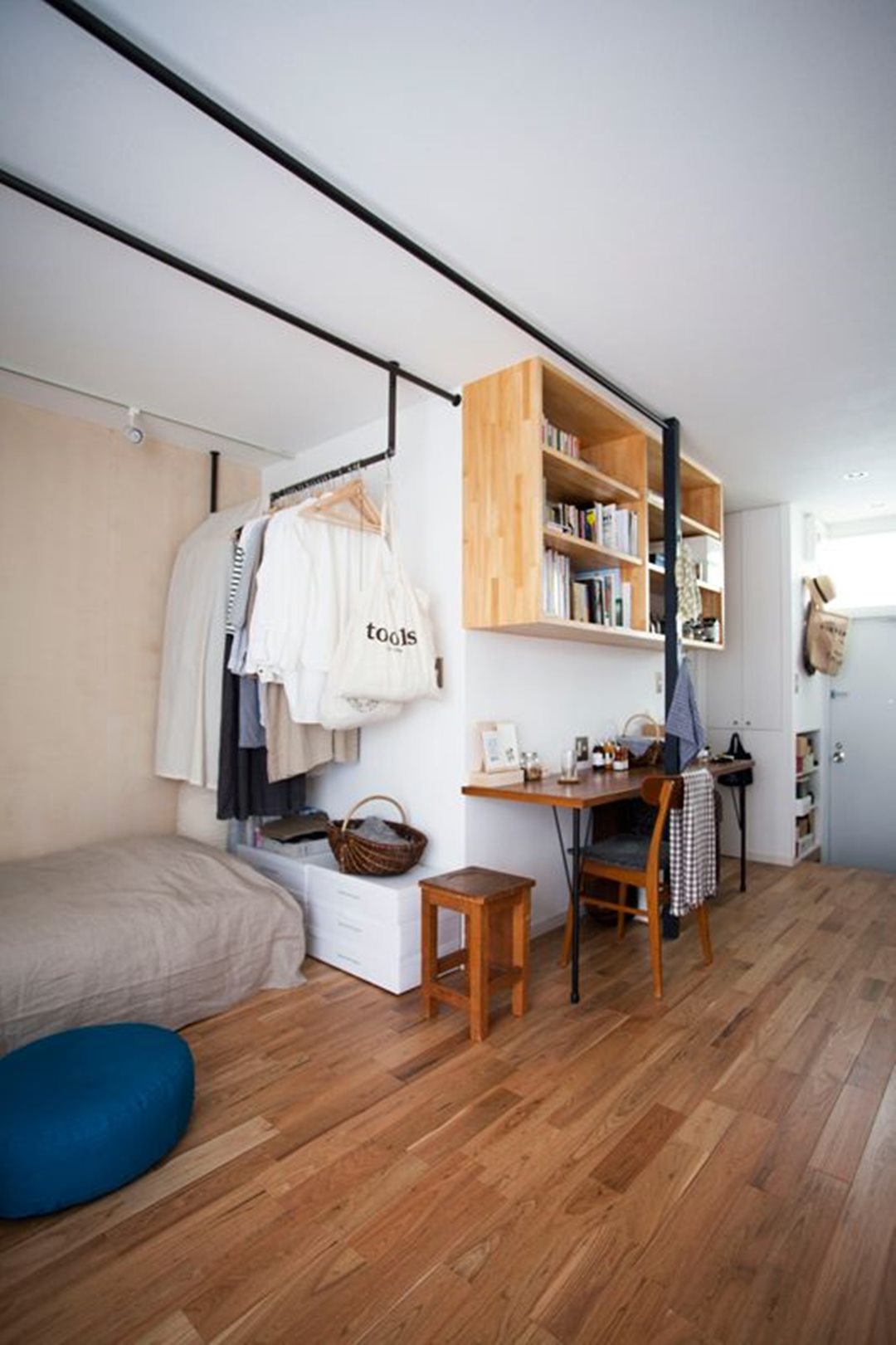 卧室门到天花板还打柜子不,小卧室装修墙面上打隔板放东西