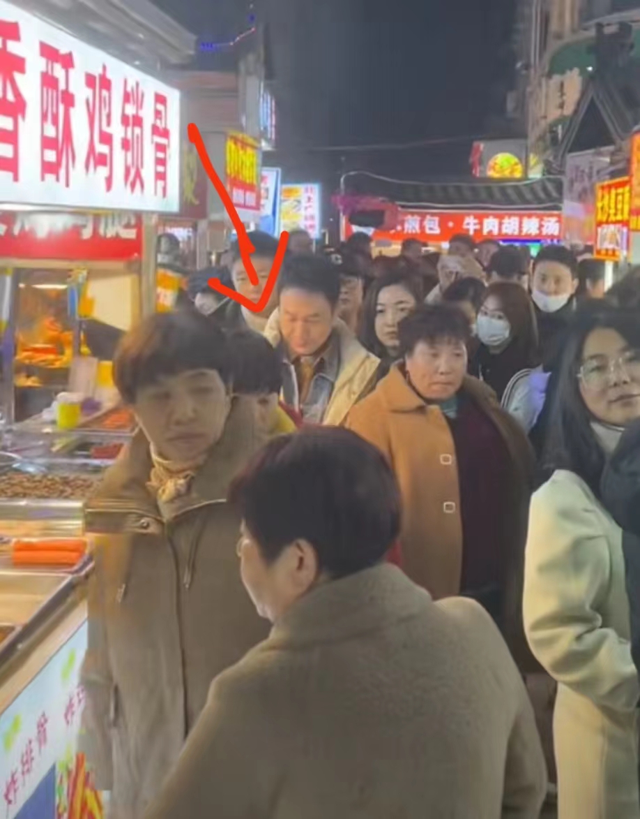 网友横店夜市偶遇张颂文,张颂文逛夜市被粉丝围堵