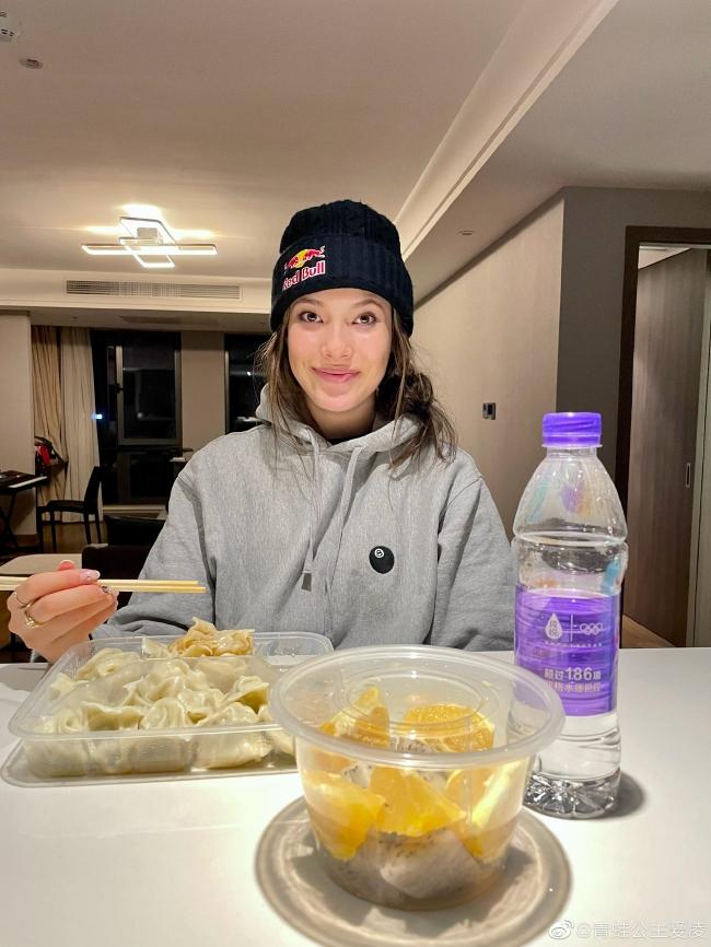 17岁中美混血滑雪天才,中国单板滑雪天才少女