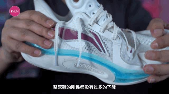 安踏轻狂4对比李宁闪击10哪个好,李宁音速10和安踏水花4哪个好