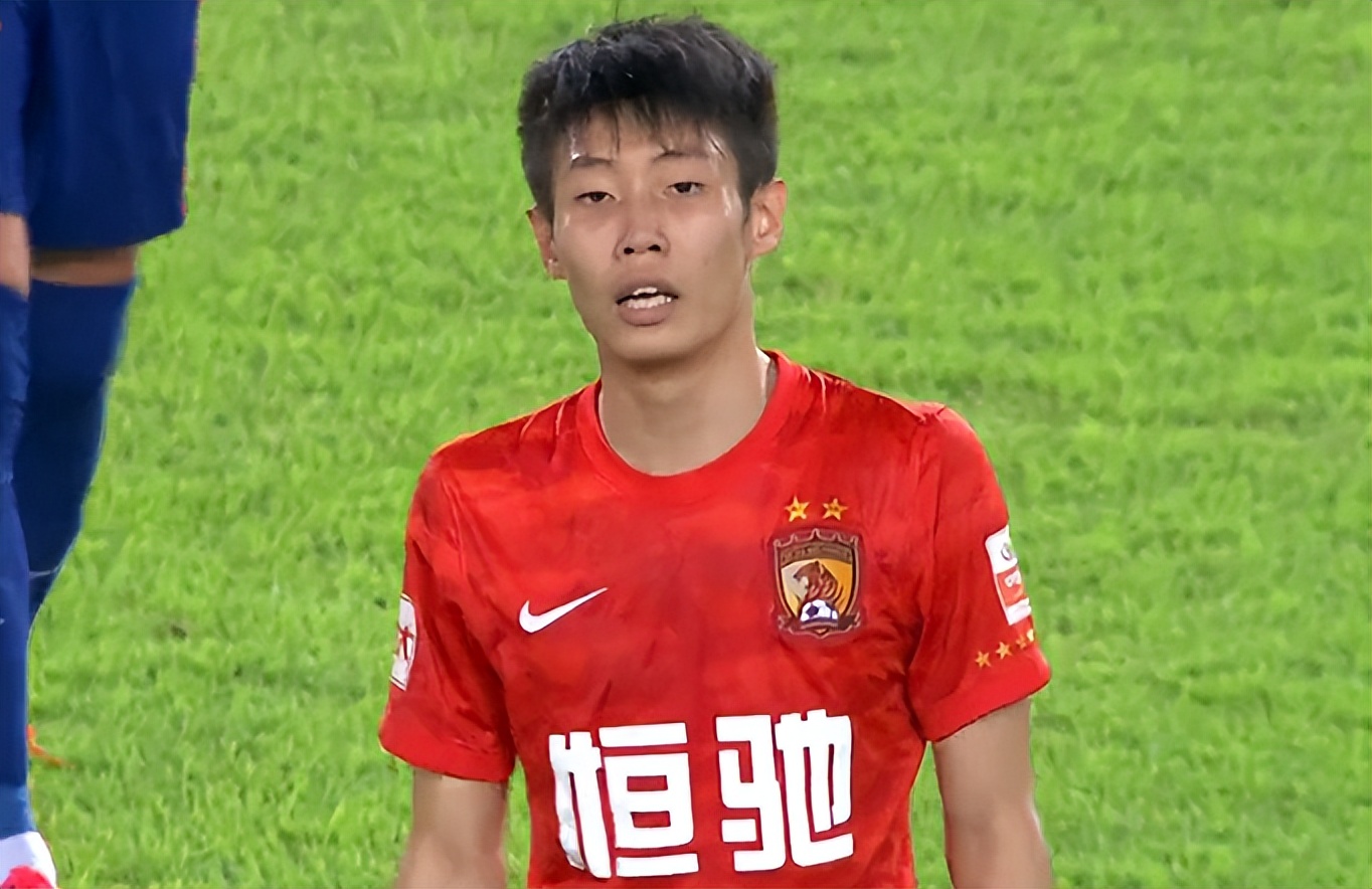 尴尬！留洋第一课：前国安前锋跟恒大“小将”上演机场狂飙