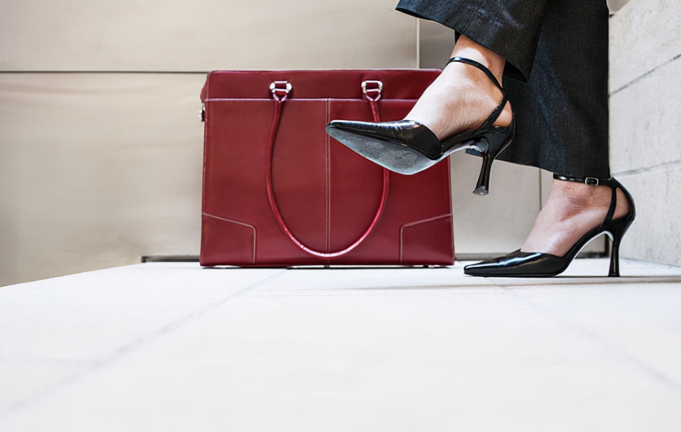 常穿高跟鞋会带来怎样的痛苦,经常穿高跟鞋的人脚不痛吗