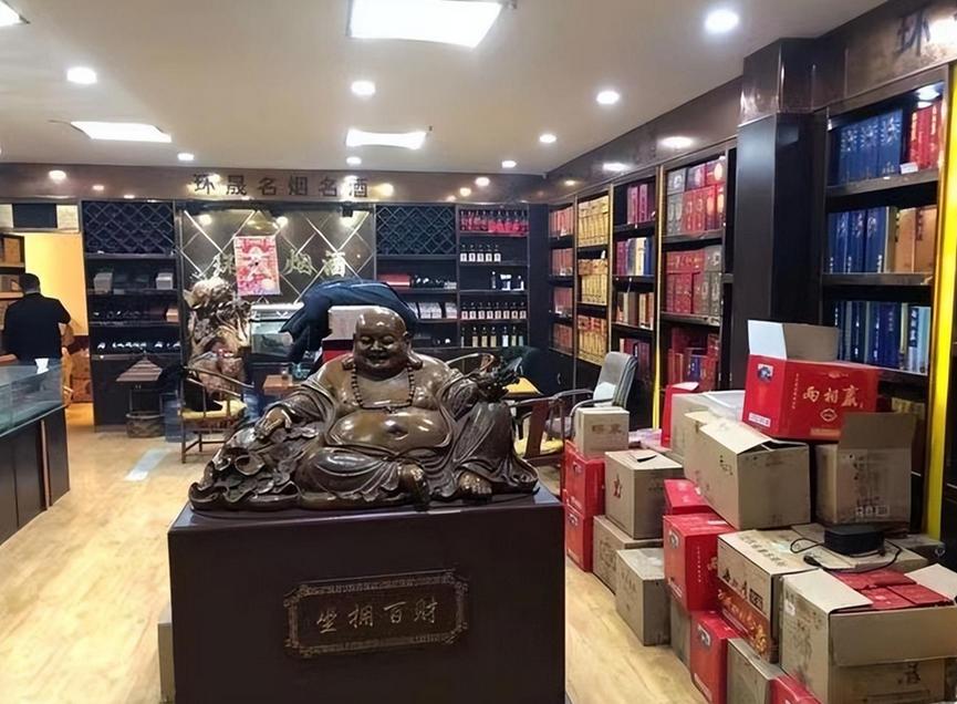 街边不起眼的烟酒店看似生意惨淡,街边小烟酒店