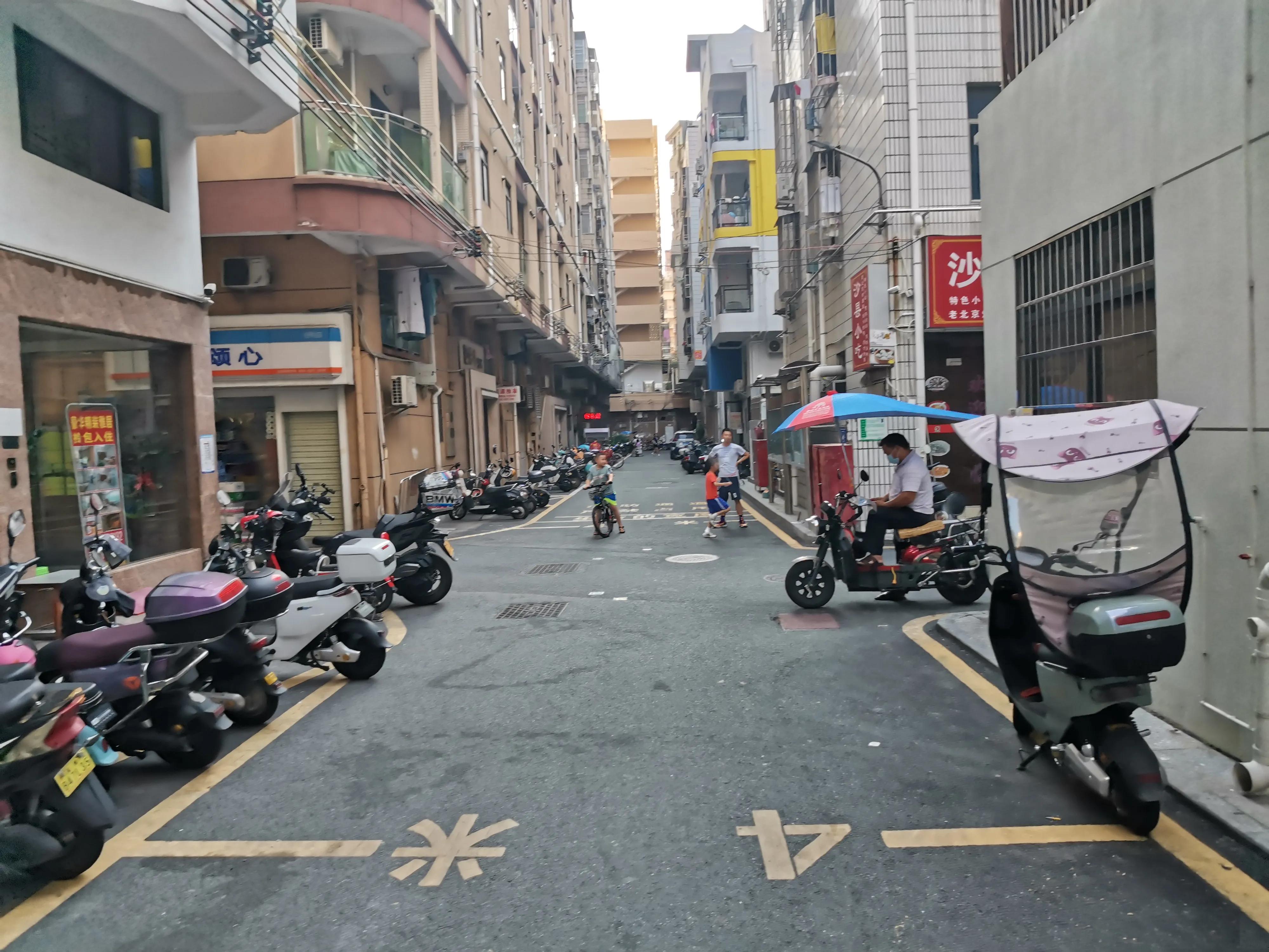 深圳豪横房东阿姨，有一栋楼，一年收房租200多万，已经移民香港