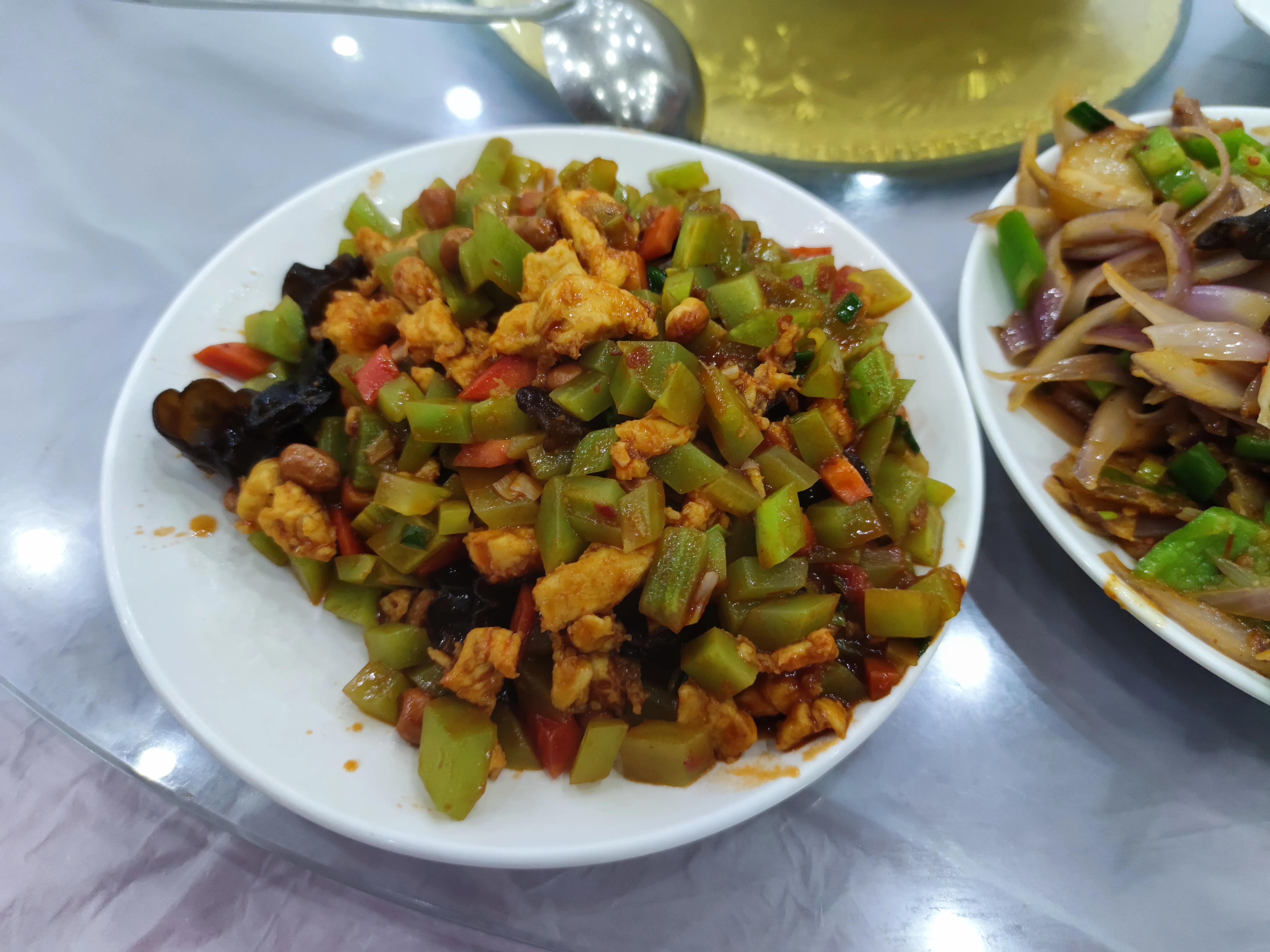 东北小伙吃自助餐视频,东北小伙街头采访吃自助餐