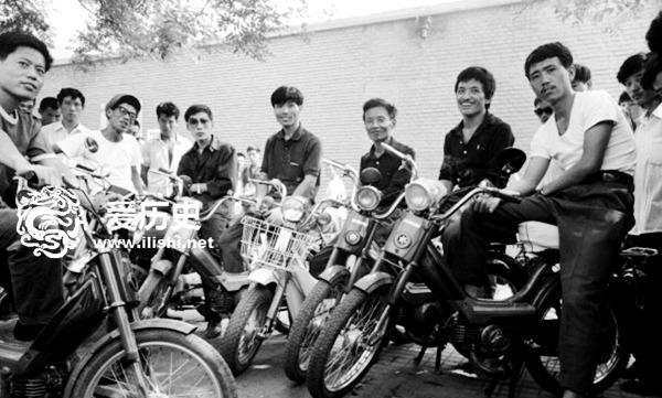 80年代年轻人的幸福生活开个小摩托比大奔还气派
