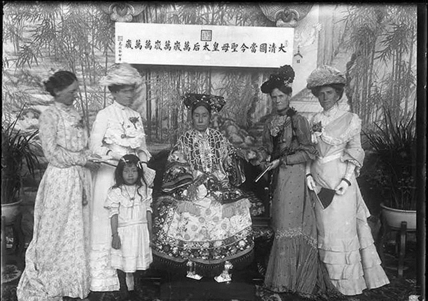 办公御座旁摆鲜苹果，69岁秀发黑到反光…慈禧照片里的晚清史细节