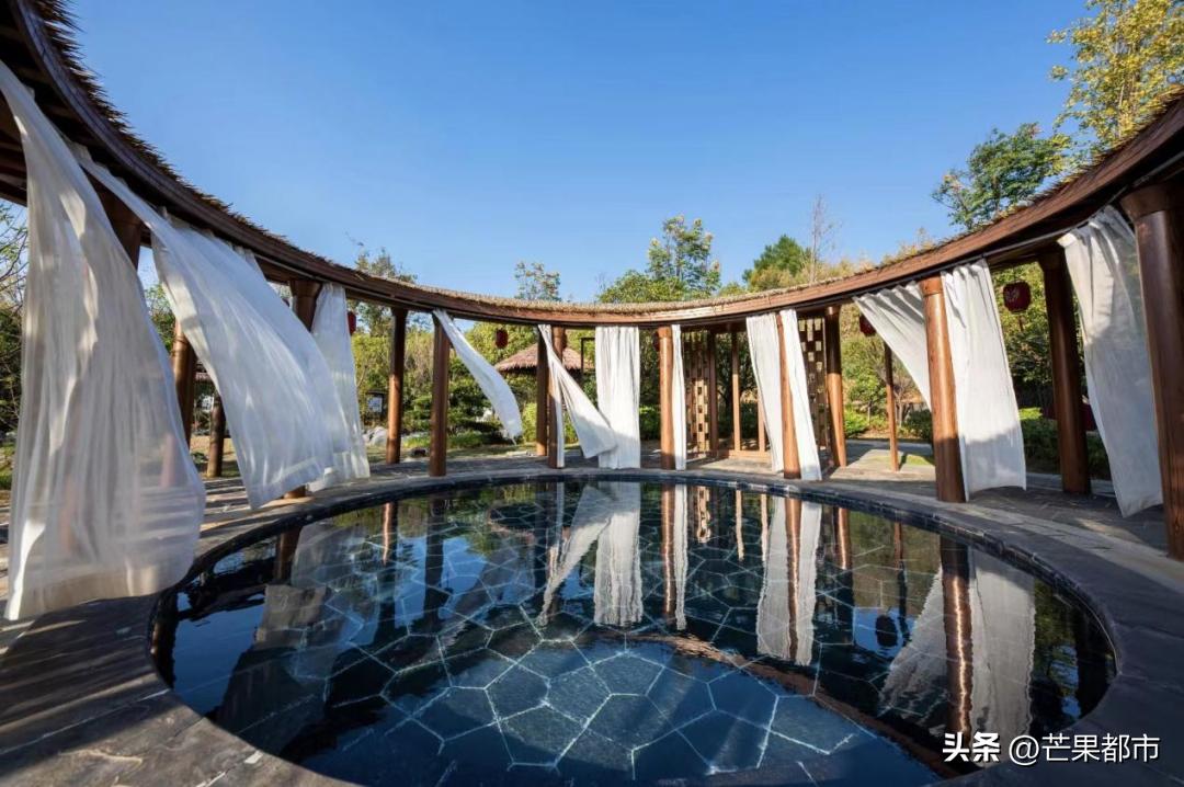 高山峡谷里的温泉,藏着与世隔绝的天然温泉