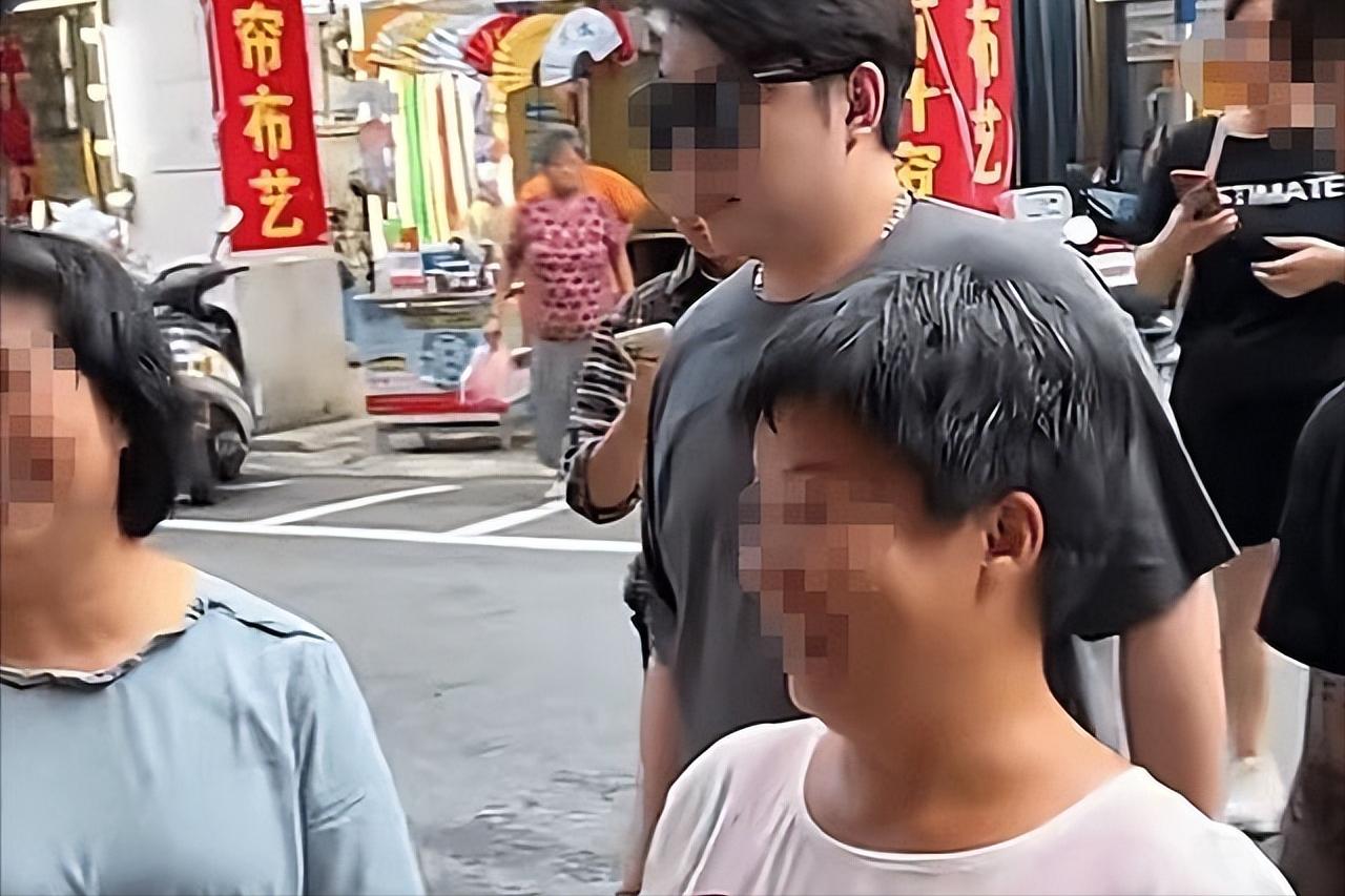 港星摆摊卖鱼蛋,两港星在大陆买鱼蛋