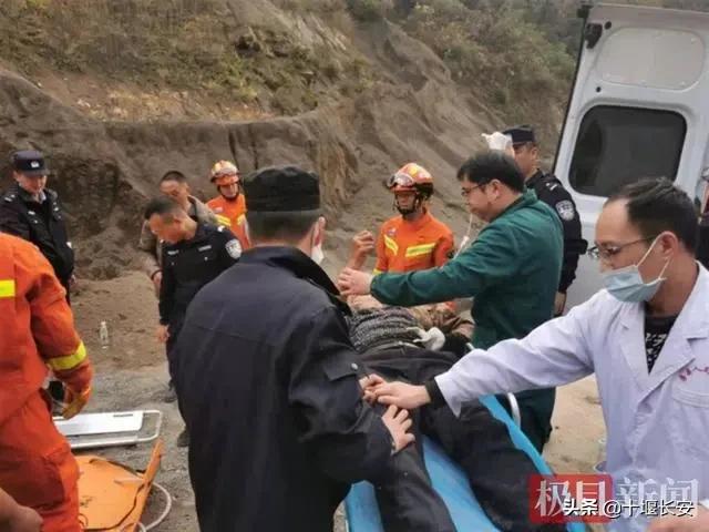 民警背着伤员爬山身上多处受伤,爬山崴脚消防员