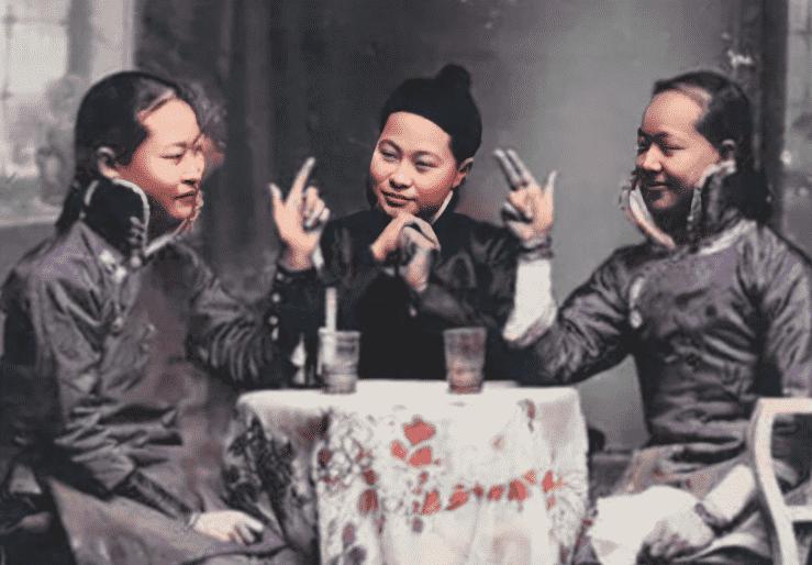 真实晚清老照片：穿着肚兜的*女妓**在揽客，底层妇女穷到衣不蔽体2