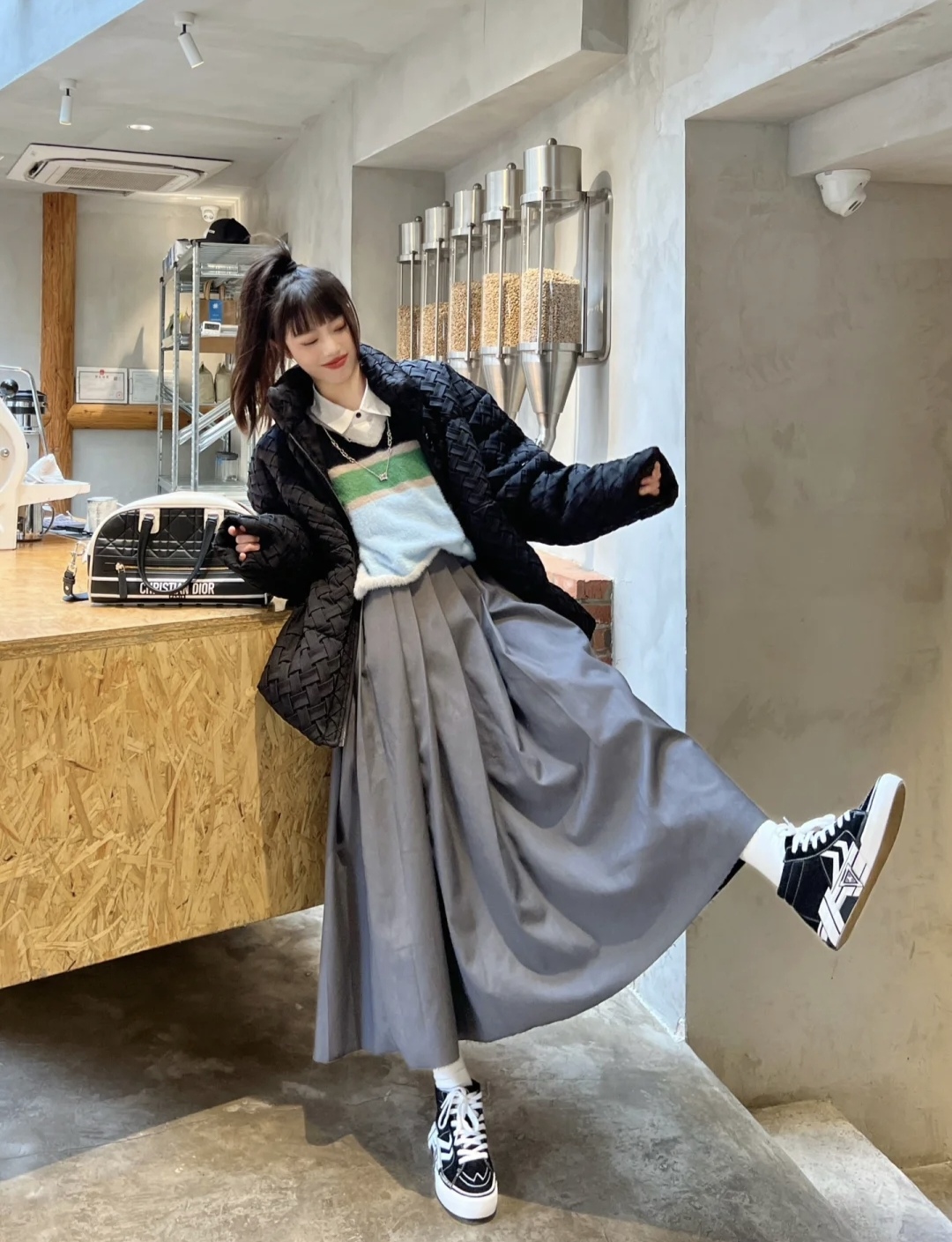 冬季流行鱼尾裙短款羽绒服穿搭,深色羽绒服搭配什么色的半身裙