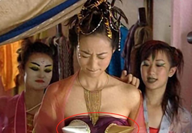 牛角胸罩，诱惑式舔刀尖，这些颠覆三观的镜头，看完让人一言难尽