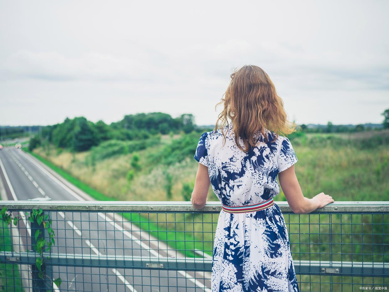 当“打擦边球”的女人遇到“占小便宜”的男人，谁技高一筹？