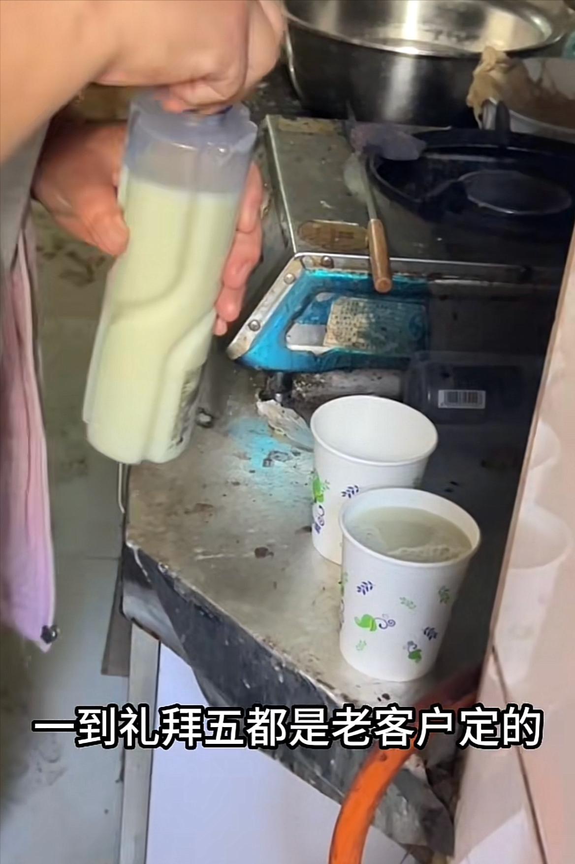 男子喝北京豆汁真上头,北京小伙喝老北京豆汁