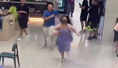 不满邻桌*辱侮**猫咪，天津大学女生往男生头上扣菜，偶像剧看多了吧