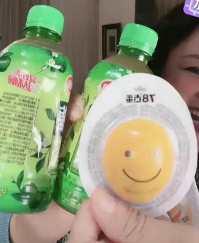 张兰直播间画图，爆料大S天价电费的原因，带货5万单小黄鱼被秒空