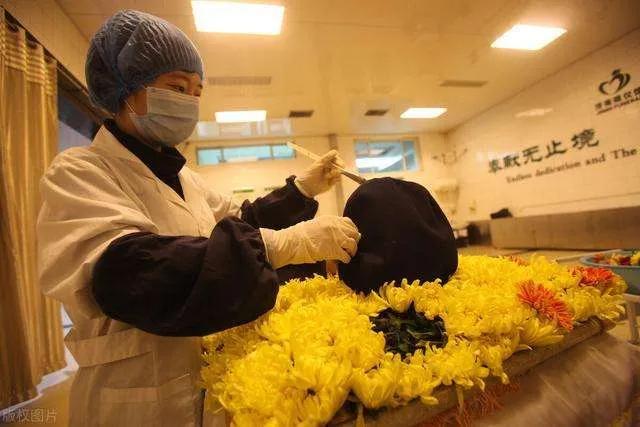 人去世后为什么要把衣服烧掉,人死后衣物为何要烧掉