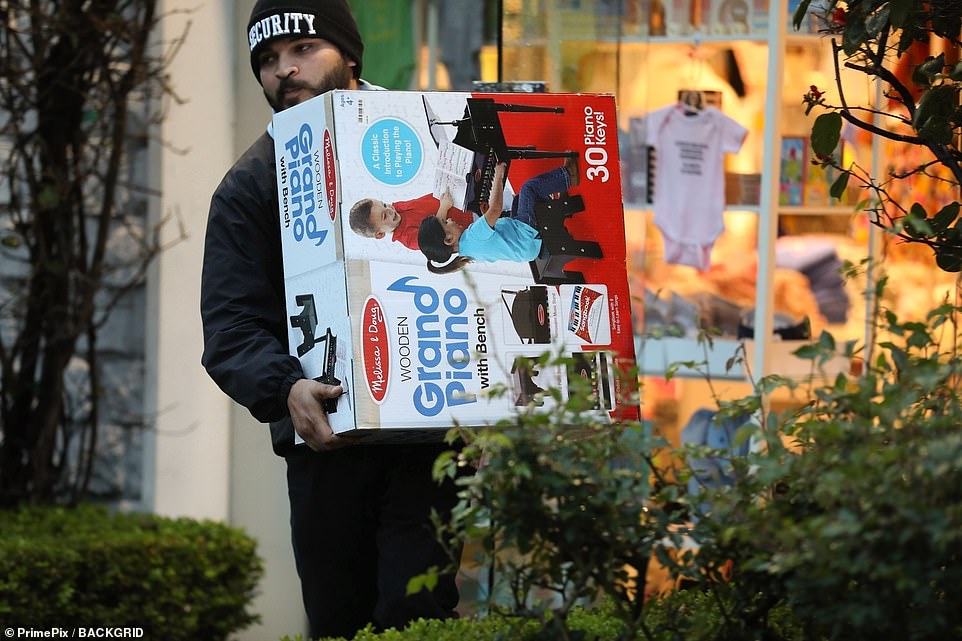 蕾哈娜挺孕肚现身奥斯卡红毯 (蕾哈娜孕肚新照)