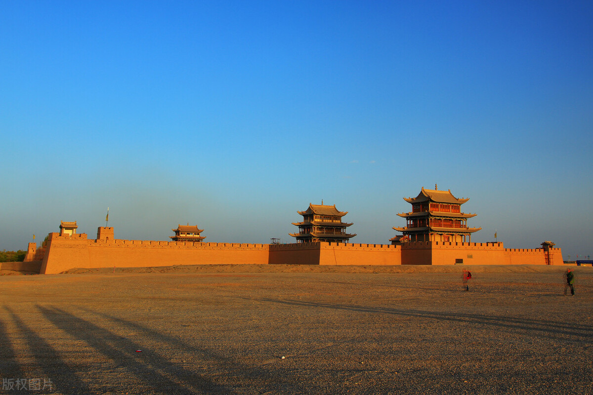 这个戈壁小城为何飞机、高铁、火车这么便捷