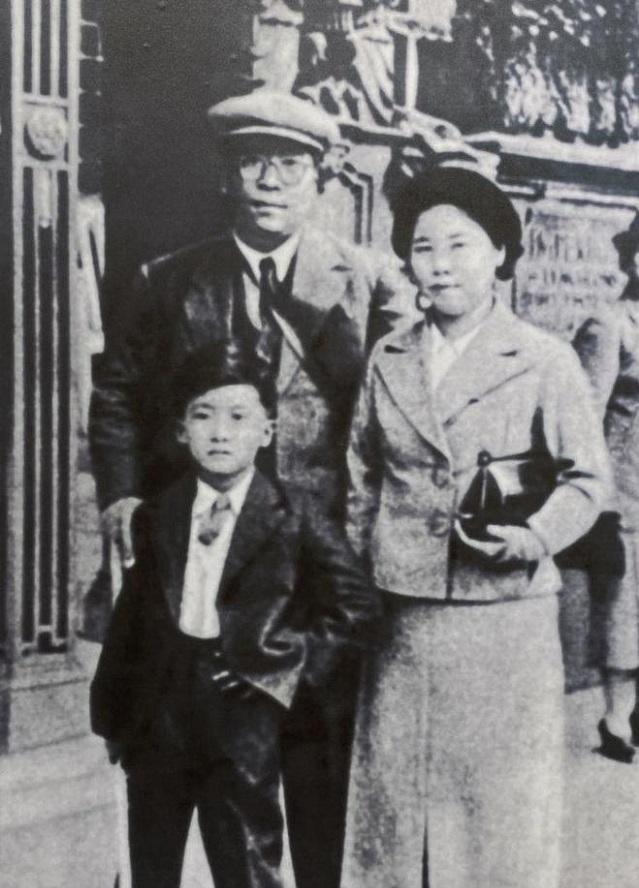 1949年，杨虎城死后3个月发现遗体，长子杨拯民扶柩，安葬在西安