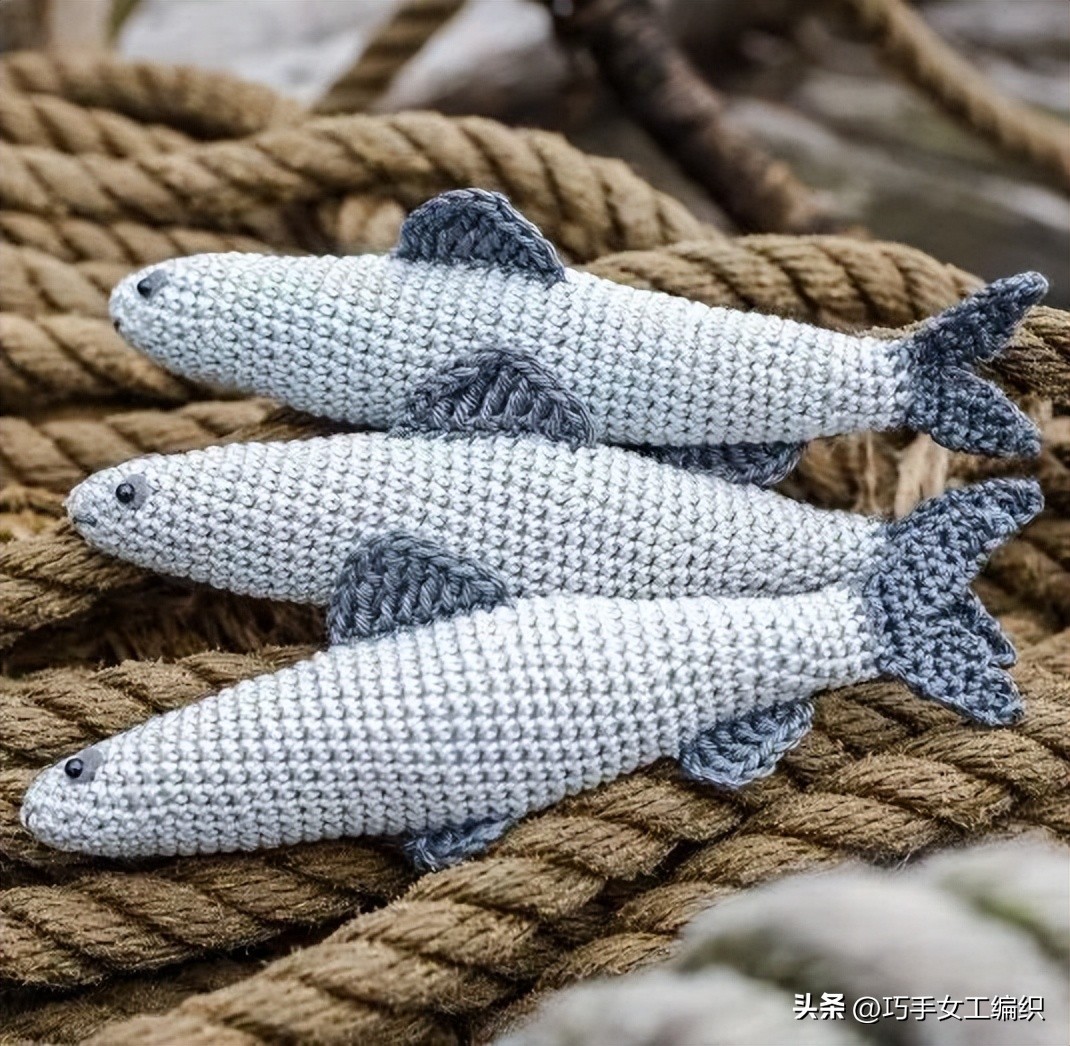 她只用零线就把鱼钩出了百变的花样，还超实用，真是太聪明了！